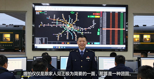 Train driver is sticking to Spring Festival transportation_2026 Spring Festival transportation is transportation passenger_Spring Festival transportation is passenger dispatching