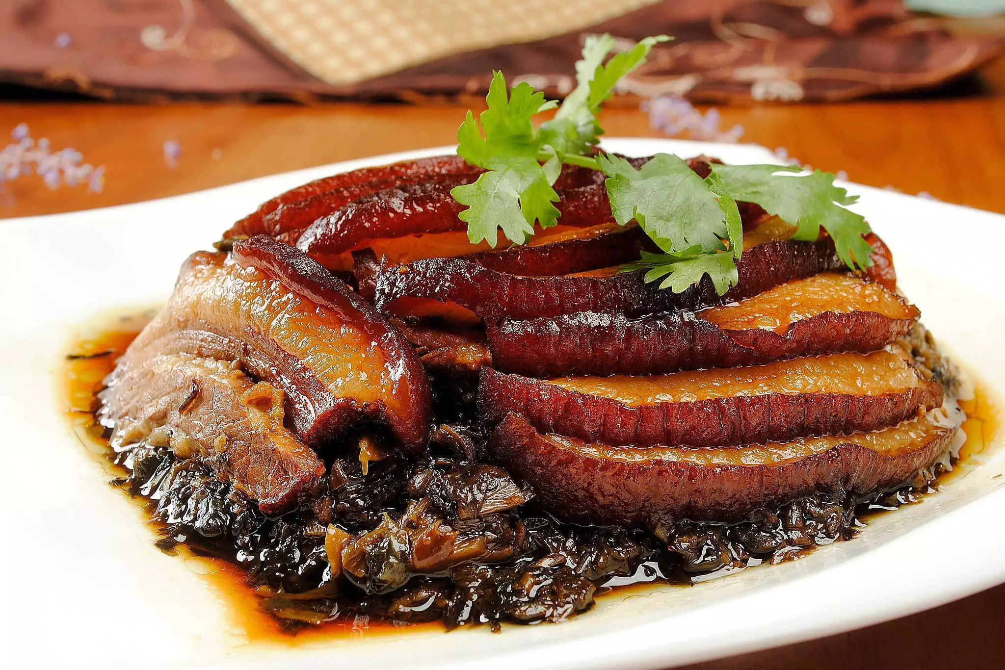 How to braised pork with plums and vegetables_How to braised meat and taro_Traditional Cantonese style braised pork with plums and vegetables